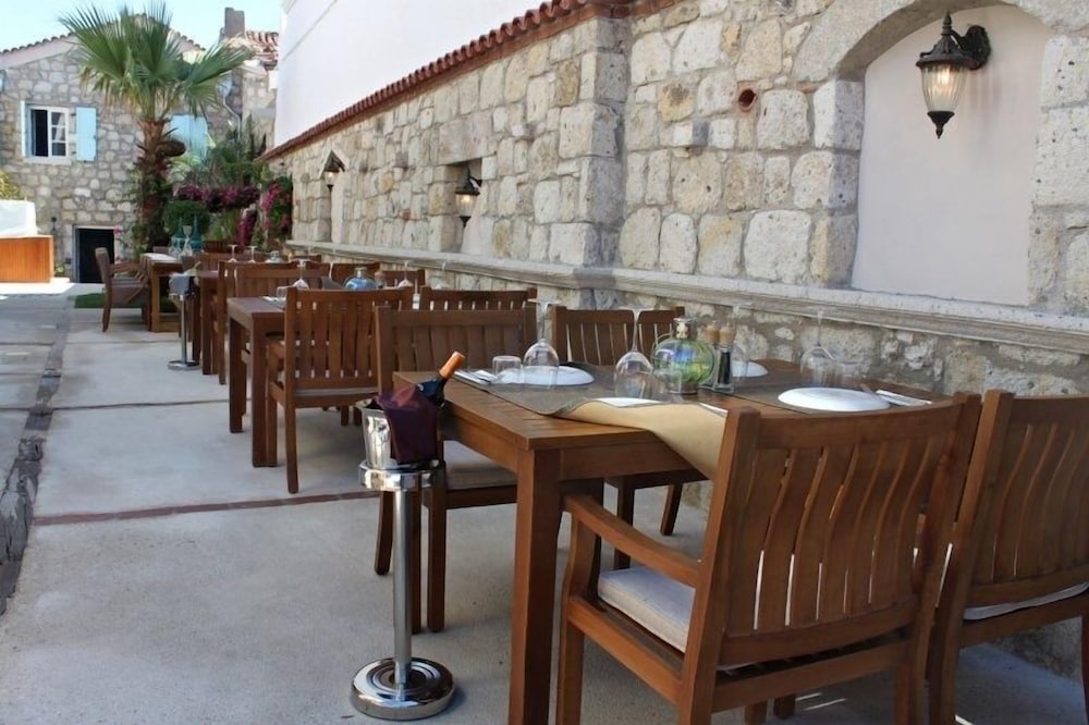 ERENDIRA HOTEL 61/75