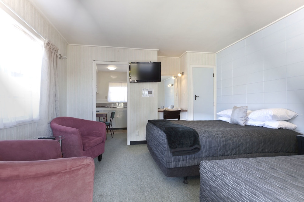 Tudor Motor Lodge 20/47