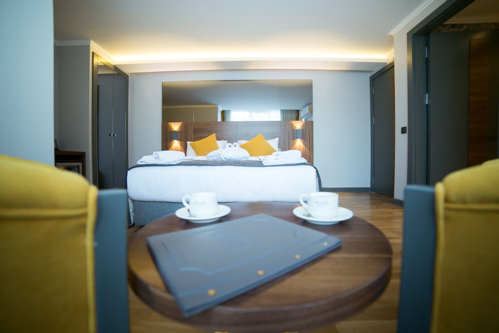 junior suite, jetted tub