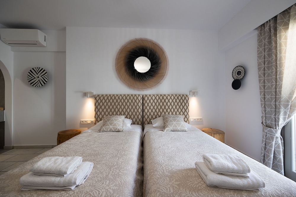 2 BEDROOMS, FAMILY SUITE