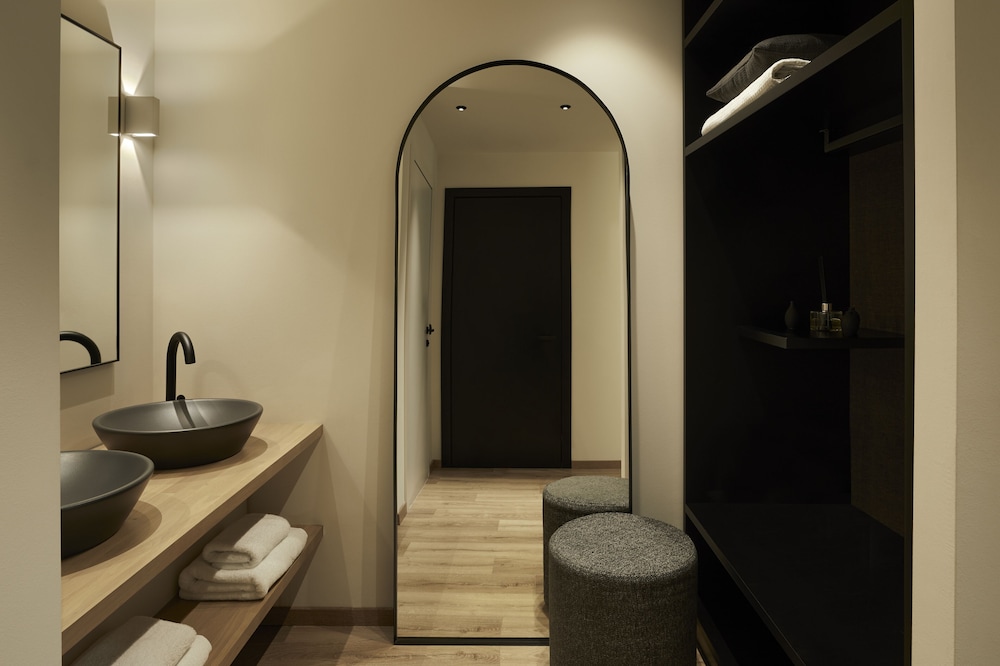 Woo Suites 36/62