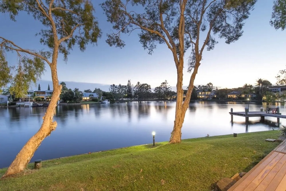 NOOSA ENTRANCE WATERFRONT RESORT 74/80