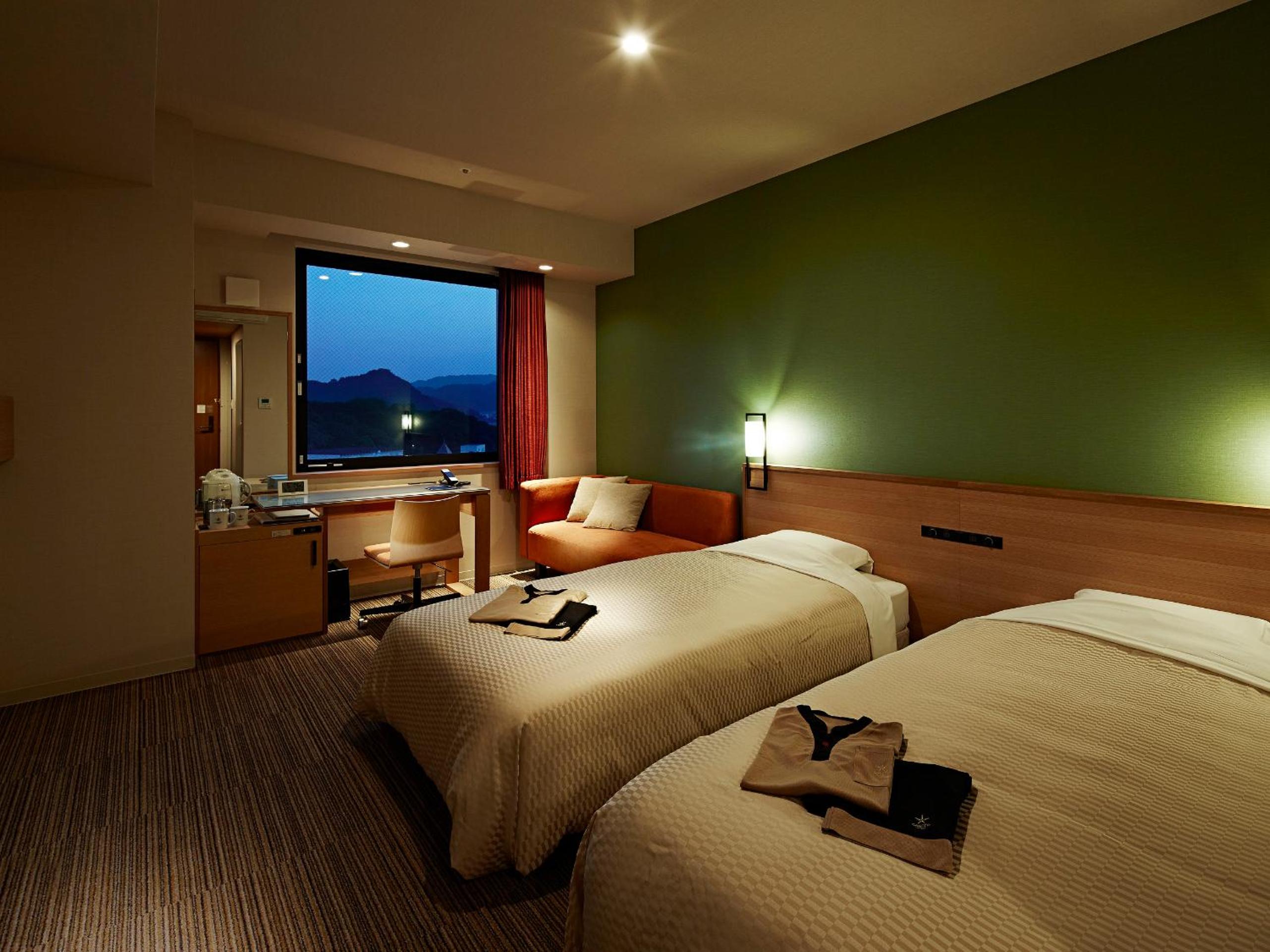 EXECUTIVE, TWIN BEDS, SOFA