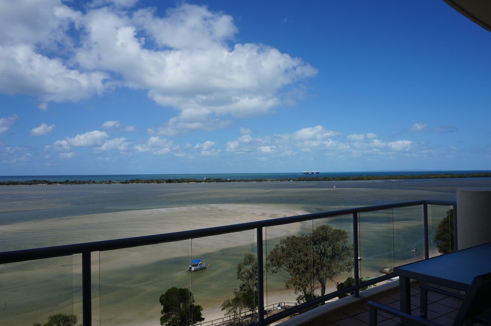 MOORINGS BEACH RESORT 63/77