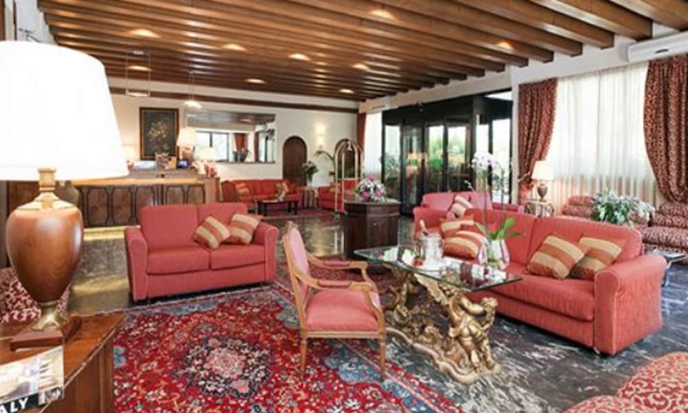 Pinewood Hotel Rome 44/70