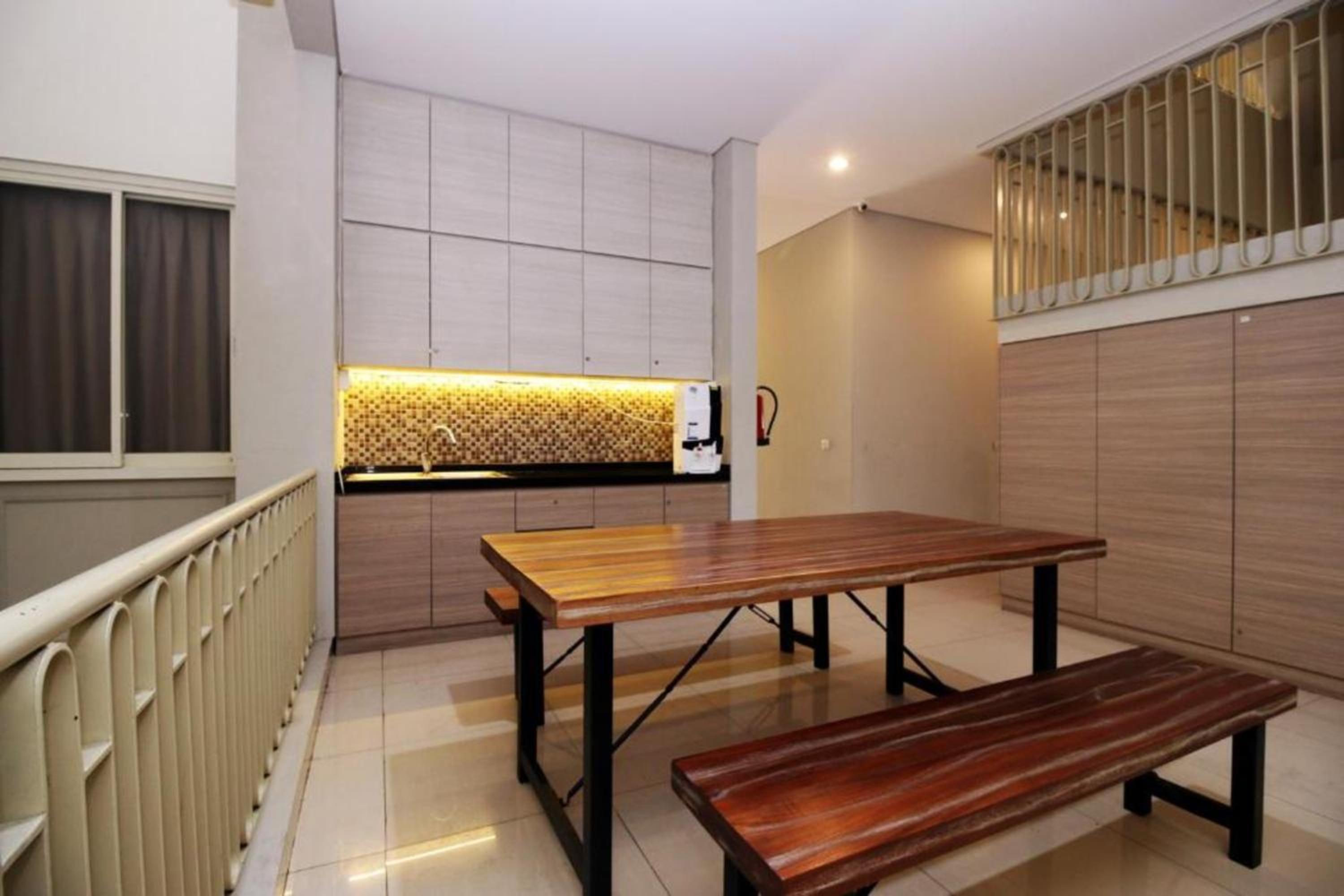 Airy Patal Senayan 2 Jakarta 12/27