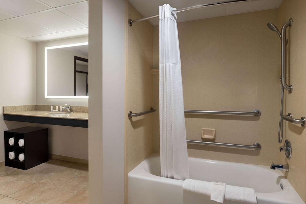 La Quinta Inn and Suites by Wyndham Lake George 47/50