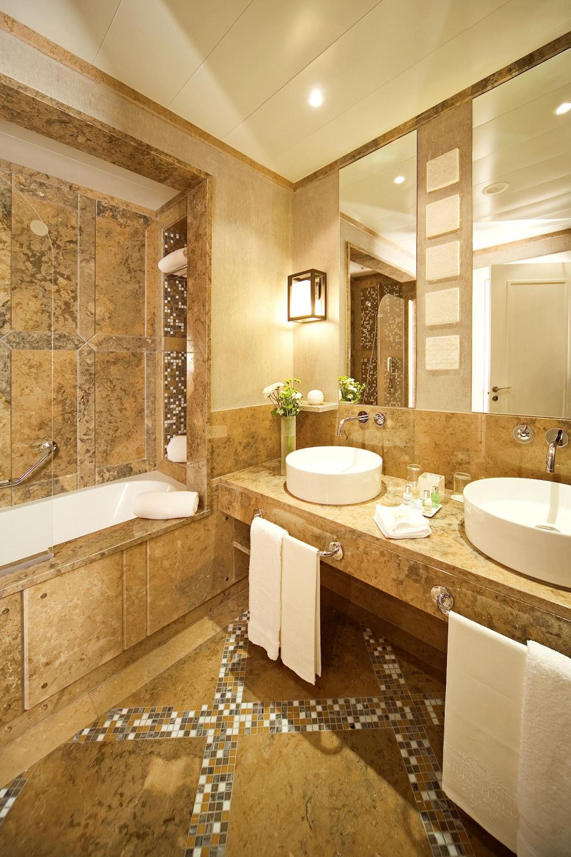 Seaview Retreat Double Room 2 pax، Grande Real Villa Italia Hotel and Spa 6/8