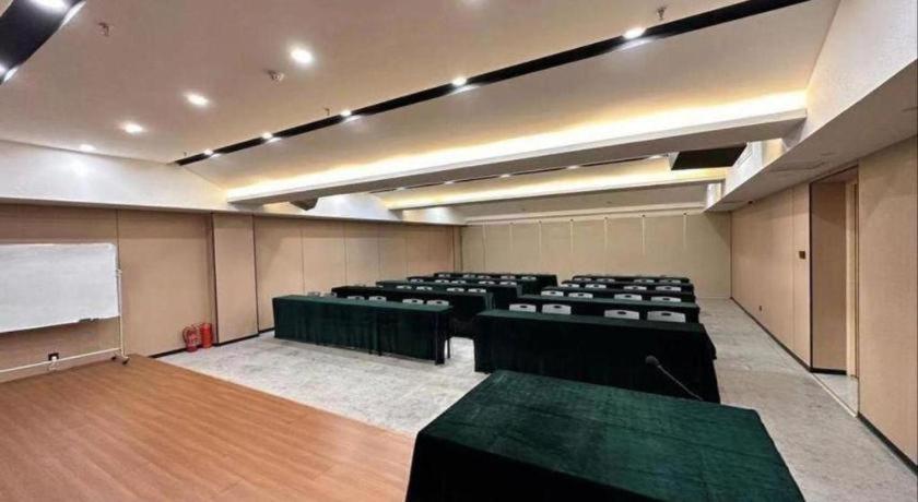 Chonpines Hotel (Shenzhen Gongming Honghuashan Metro Station) 10/31