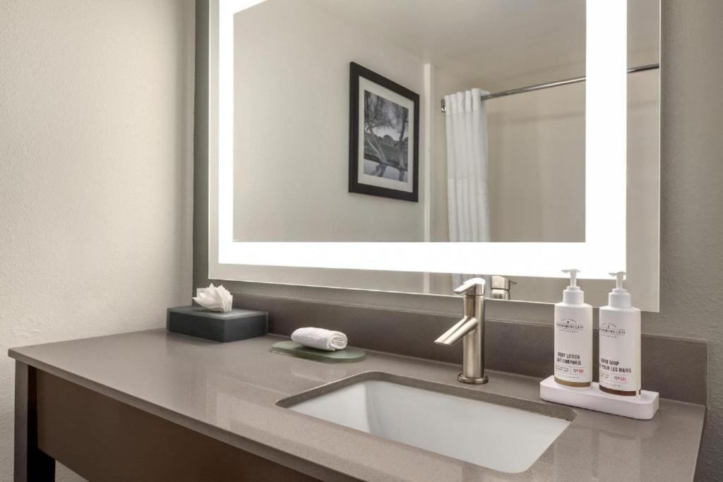 غرفة تنفيذية بسرير كينج مع أريكة، La Quinta Inn & Suites by Wyndham Fairfield - Napa Valley 4/4