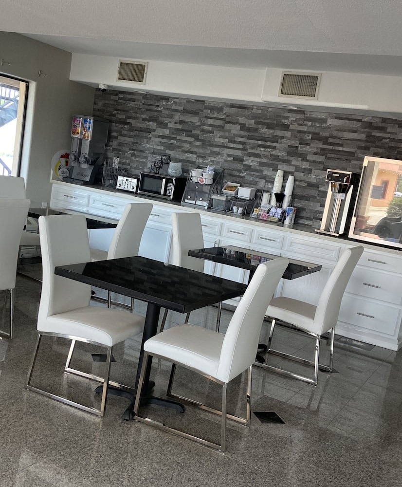 Super 8 by Wyndham Mont Belvieu/Baytown East 17/21