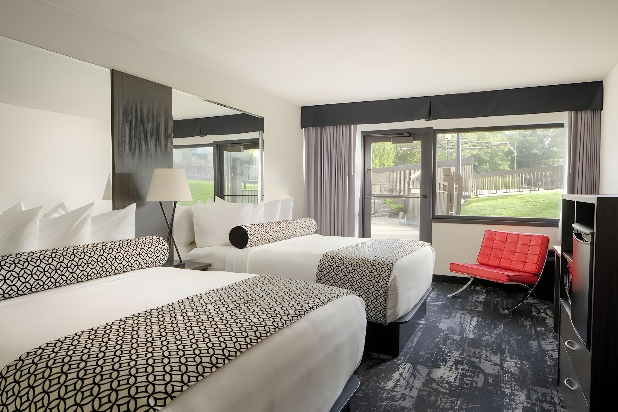 Pool, Deluxe, Queen Bed