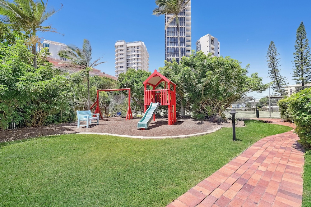 Surfers Century Oceanside Apartments 33/50