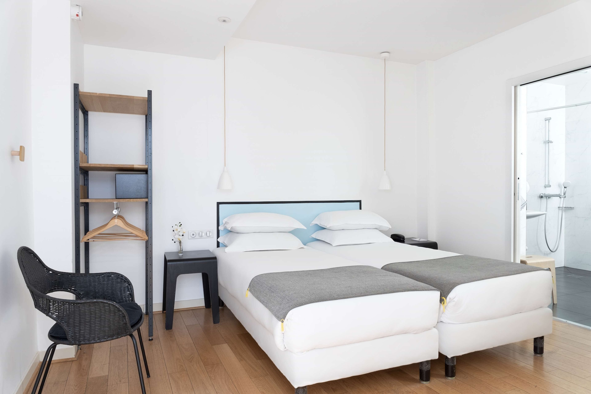 CONNECTING, 2 ROOMS
