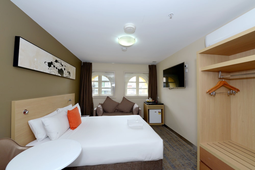 SUPERIOR, QUEEN BED