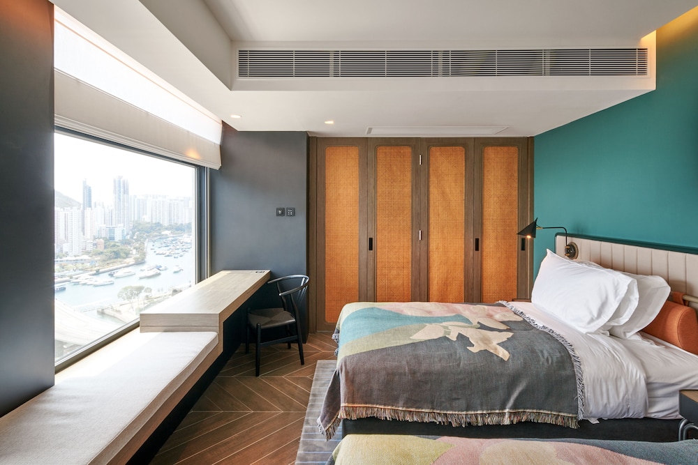 Sea, Family Suite, King and Twin Beds