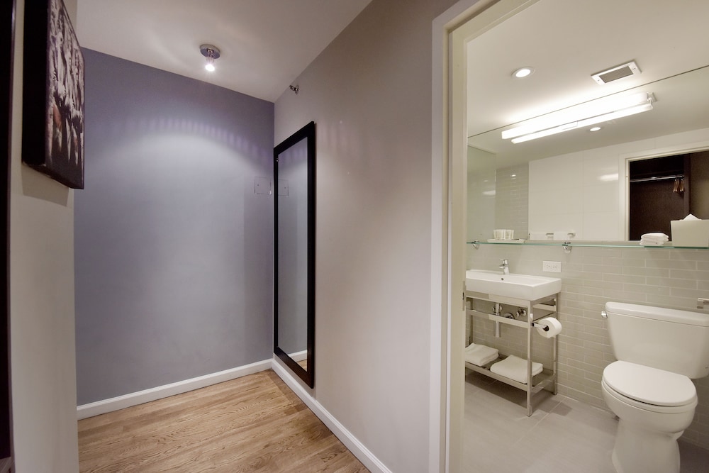 Hotel 32 32 77/78
