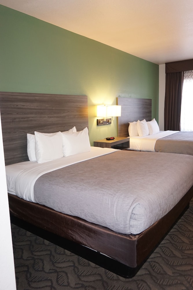 غرفة قياسية بسريرين كوين، Quality Inn and Suites Airport West 2/10