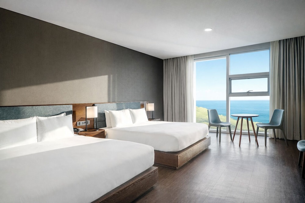 DELUXE, DOUBLE BED, PARTIAL OCEAN VIEW