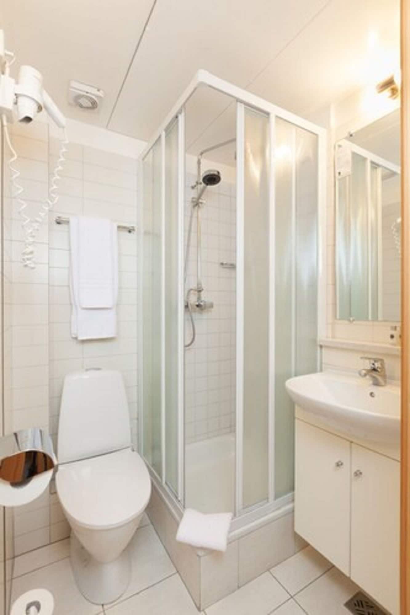 جناح جونيور بسرير كوين، Hotel Odinsve 10/12