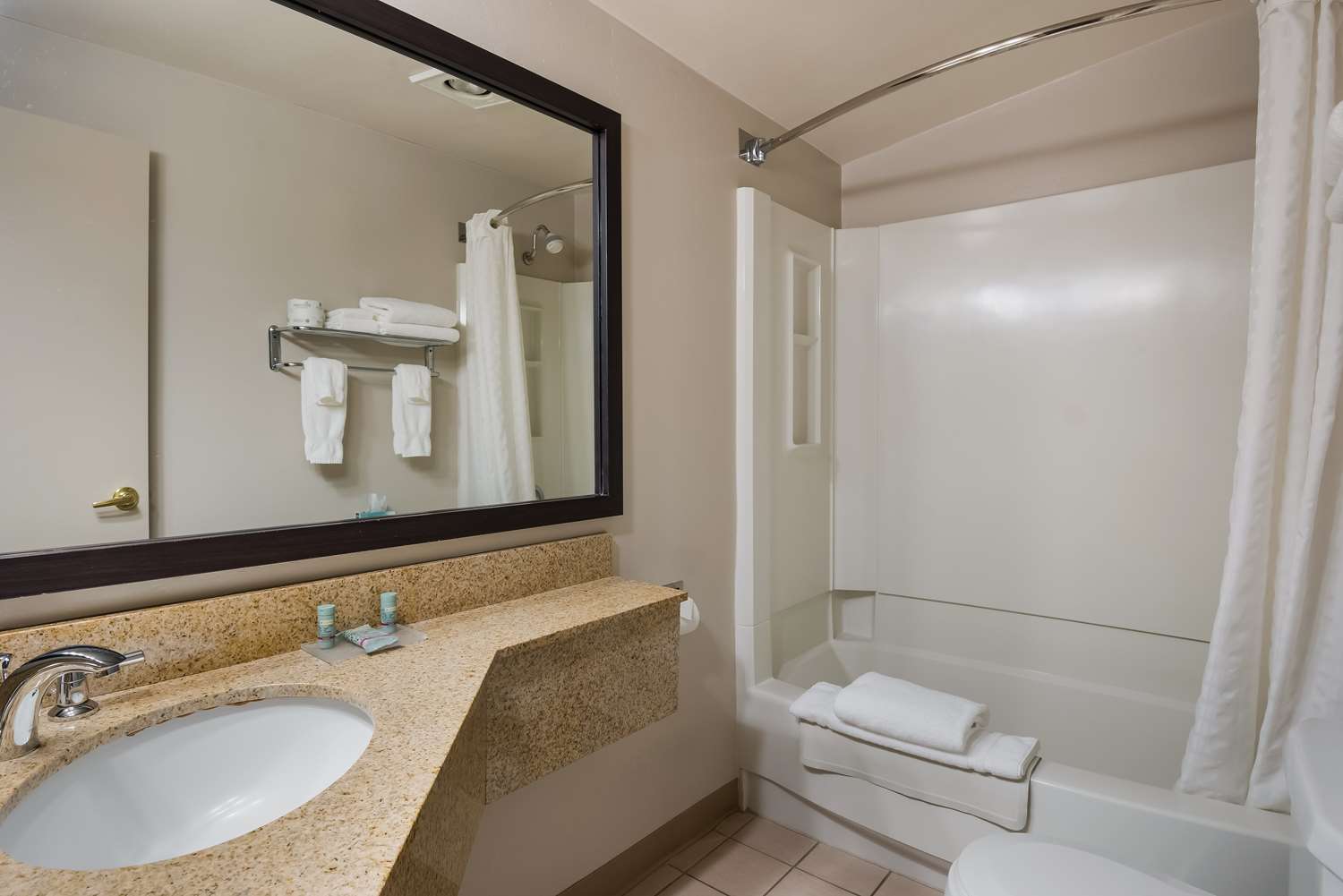 Room, King Bed, Water View, Pet Friendly, Balcony، Best Western New Oregon 3/3