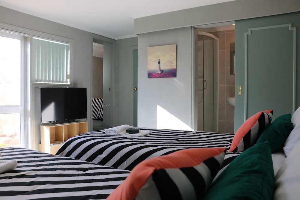 Pure Motel & Guest House 23/75
