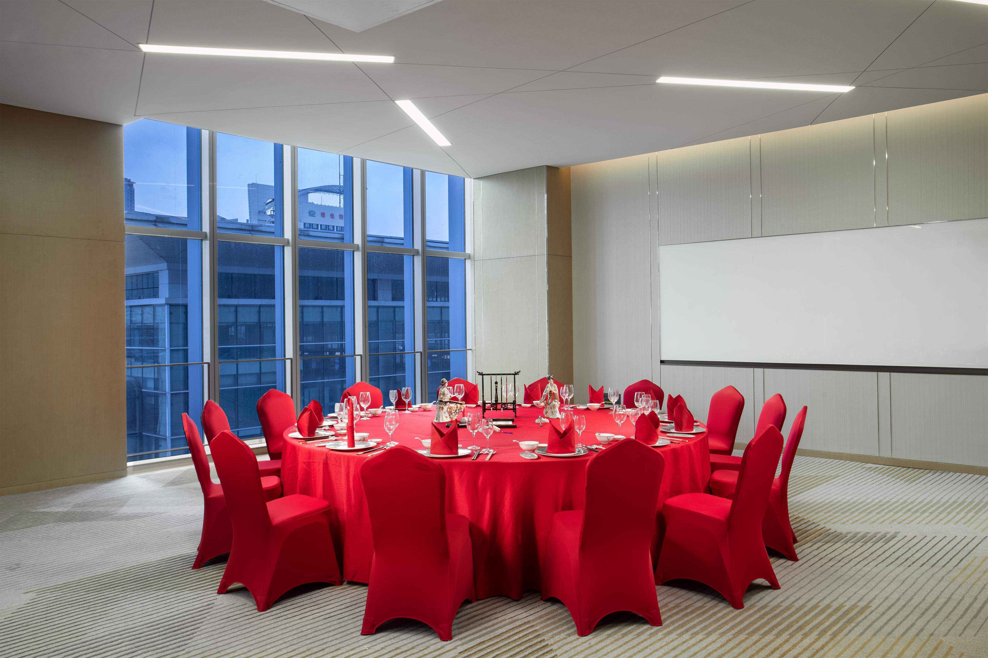Holiday Inn Wuxi Central Station 48/56