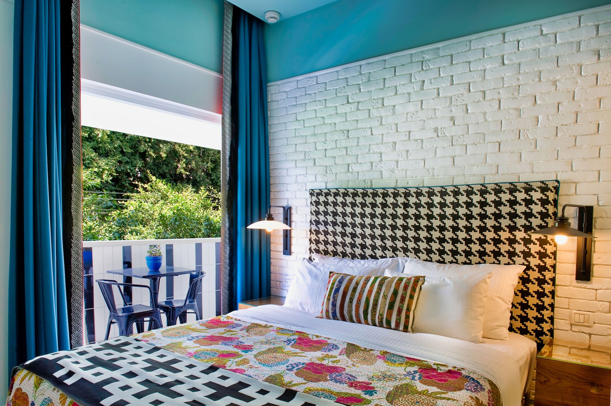 ROOM, DOUBLE OR TWIN BED, BALCONY