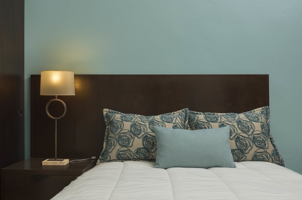 Decanter Hotel 36/47