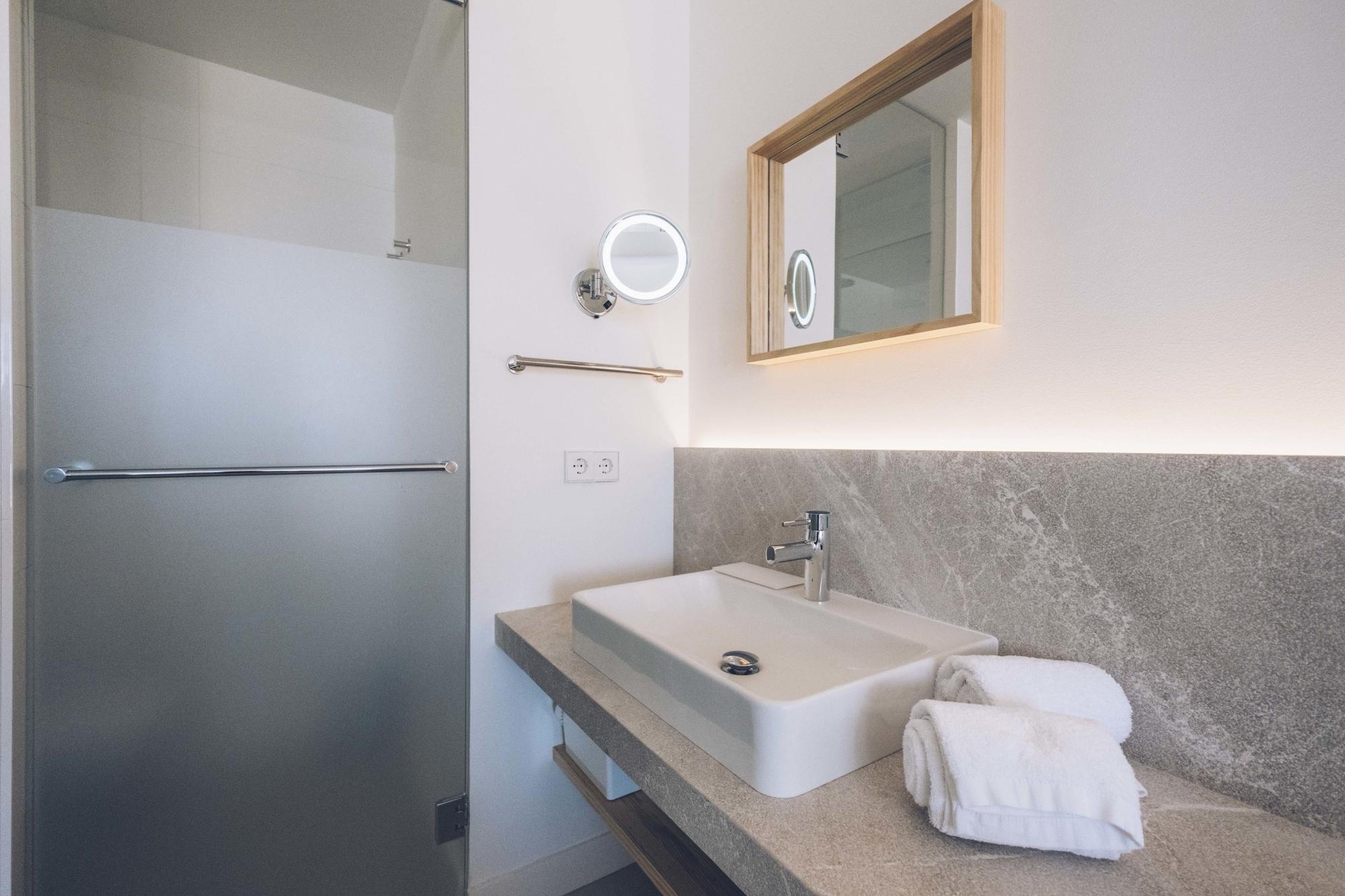 غرفة بسرير مزدوج بشرفة بإطلالة جزئية على البحر، AYA Seahotel - Adults Only 3/3