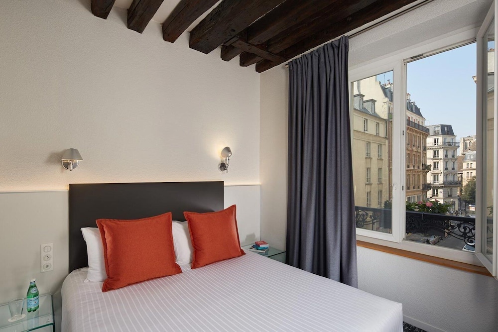 UNE AUTRE CHAMBRE 7/50