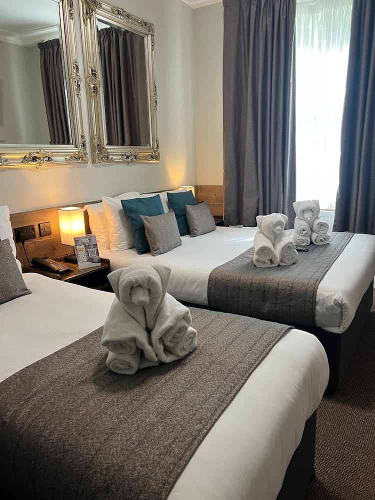 Tudor Court Hotel 13/50