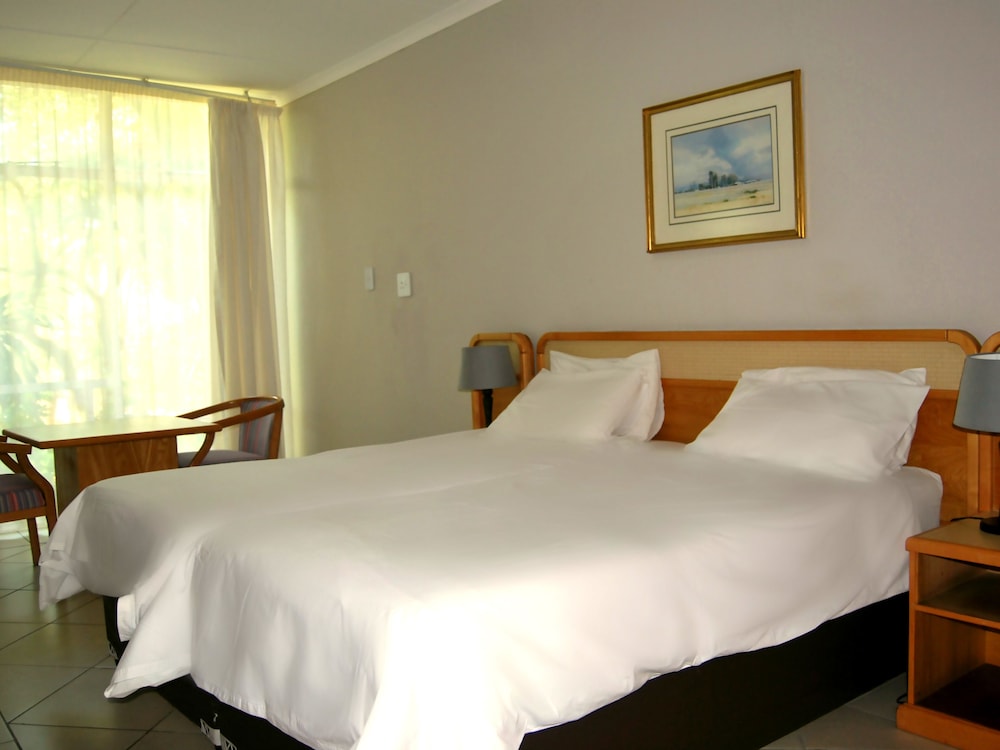 SAFARI LODGE HOTEL & CONVENTION CENTRE 6/50