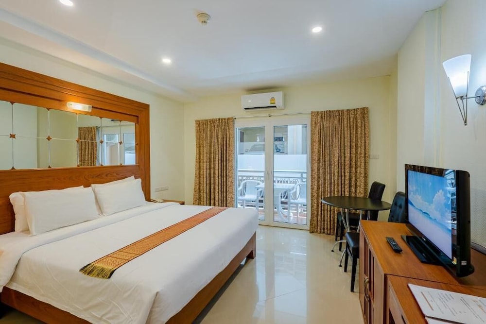 The Whitehouse Condotel 6/40