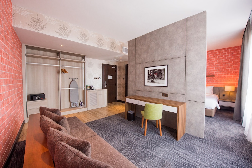 THE SMITH HOUSE 42/60