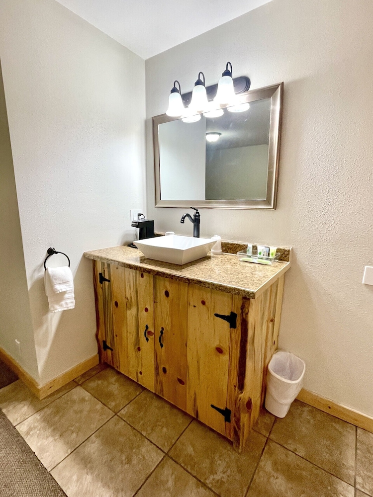 Carriage House Inn 35/36
