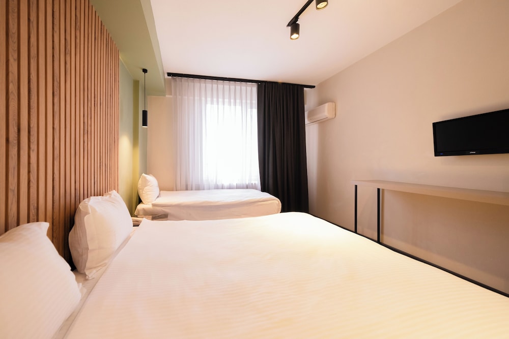 Leons Hotel 10/50