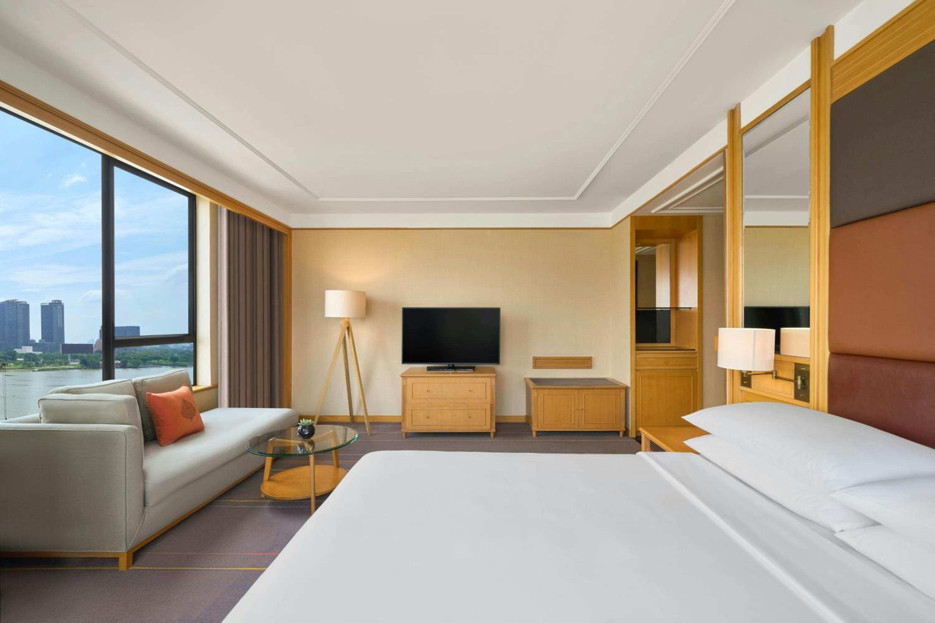 Executive, Studio, King Bed, River View, Club Floor