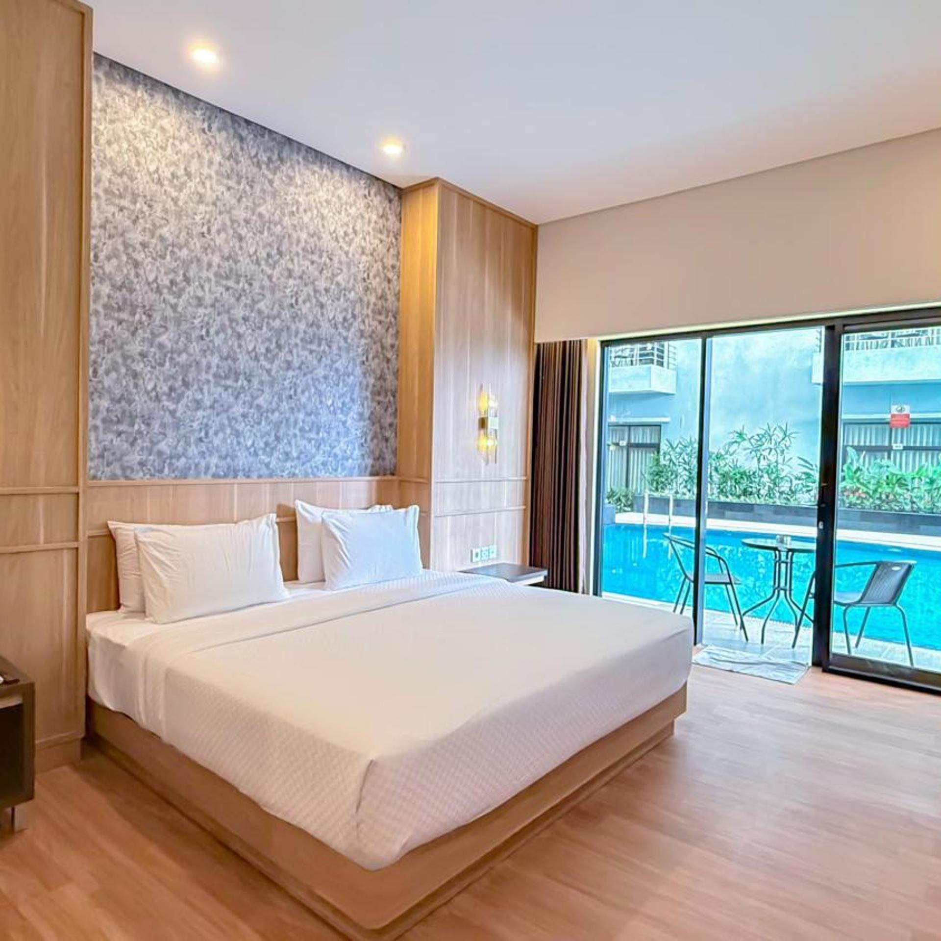 Room, Double or Twin Bed, Pool Access