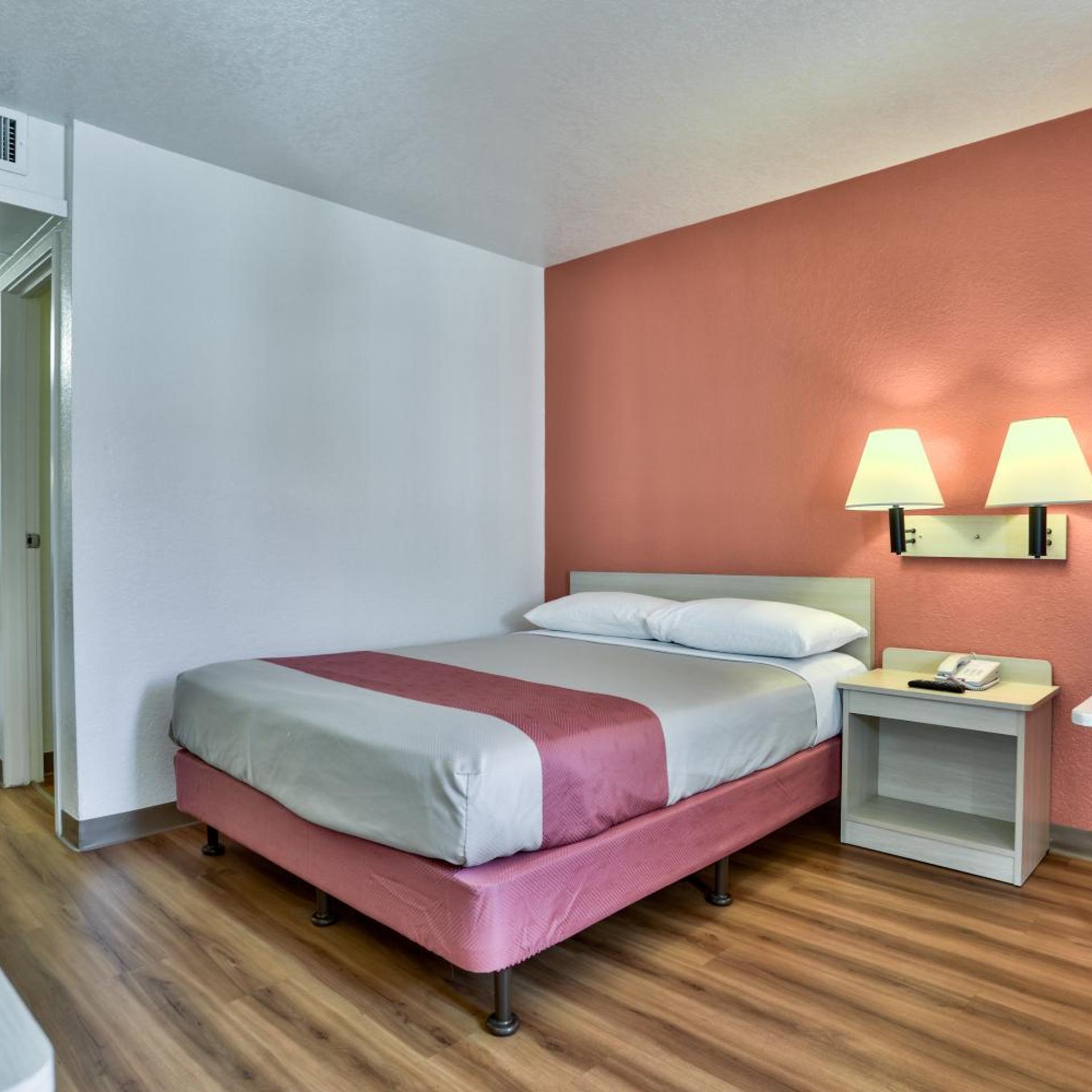 1 Full Bed - Smoking