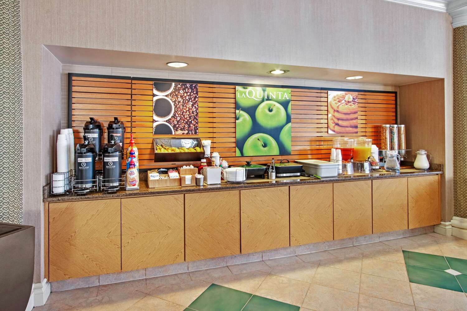 La Quinta Inn & Suites by Wyndham Albuquerque West 4/21