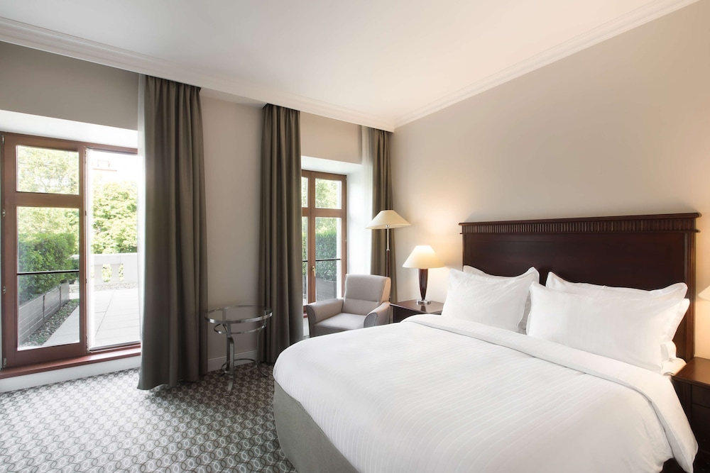 Premium, Queen Bed, Square View, Terrace