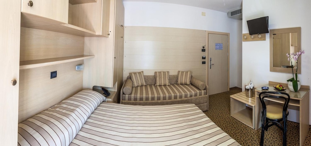 Christian Hotel 18/33