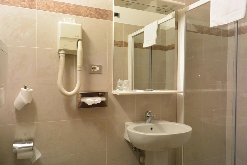 Le Petit Hotel 12/59