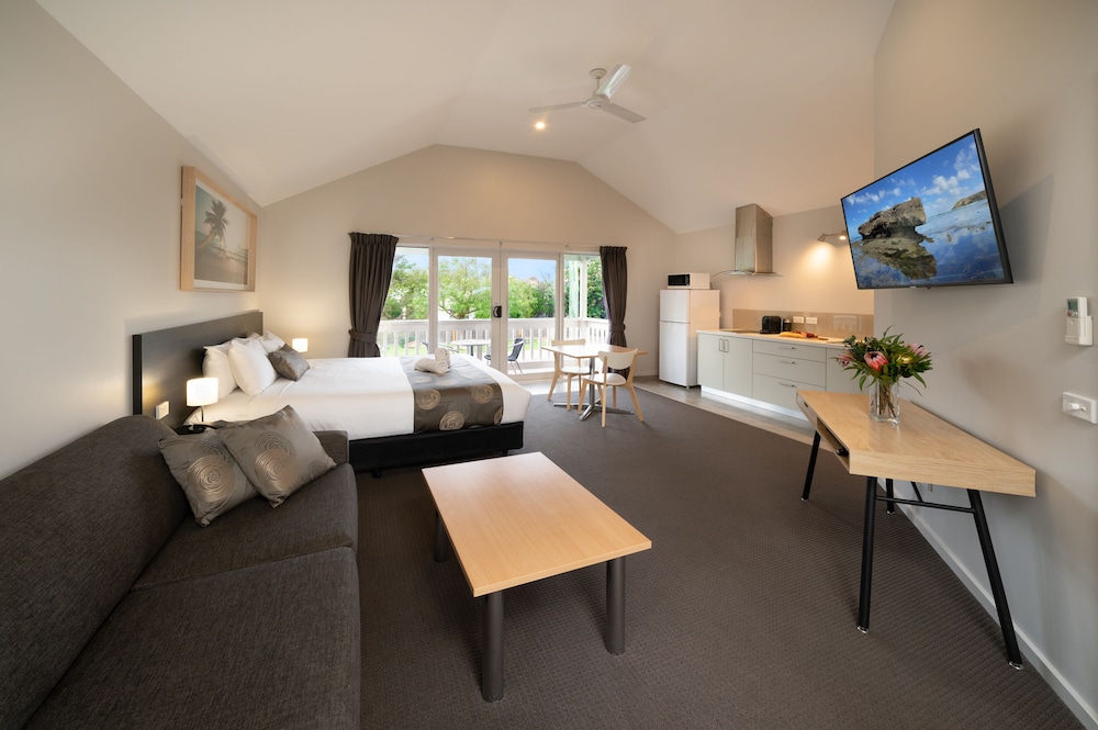 Boathouse Resort Studios & Suites 49/69