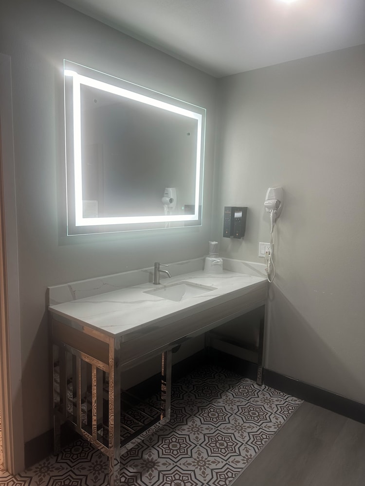 Super 8 by Wyndham Oceanside Downtown 29/50