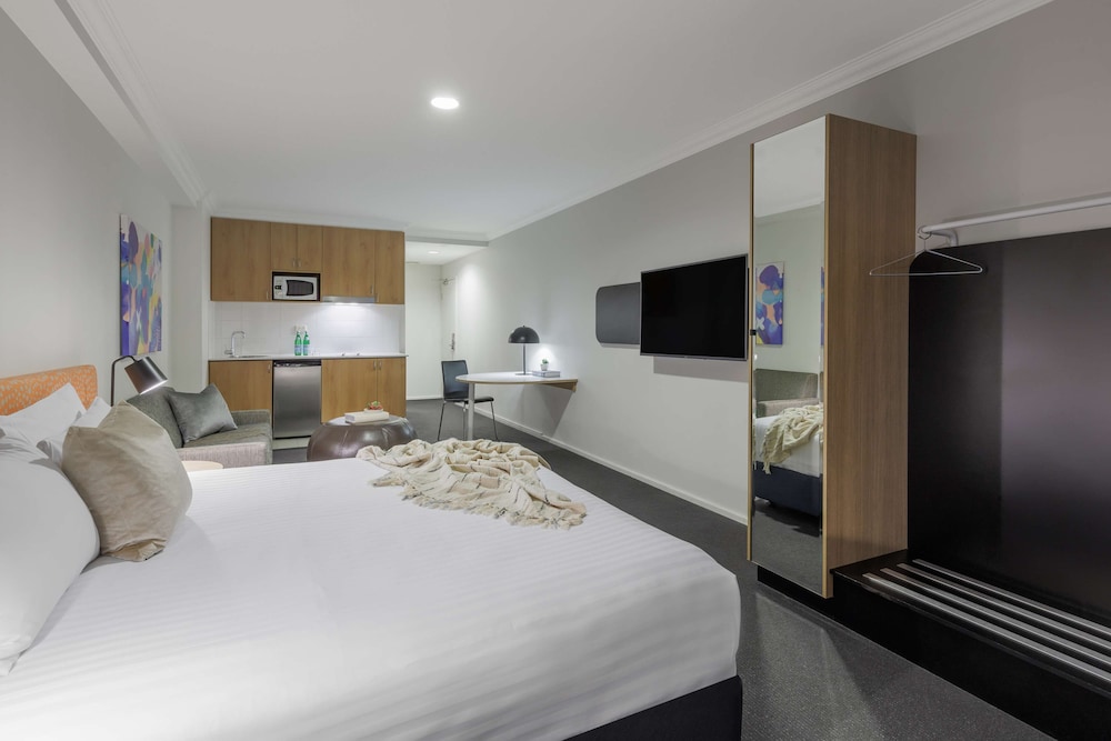 STUDIO, CITY VIEW, NO CLEANING SERVICES