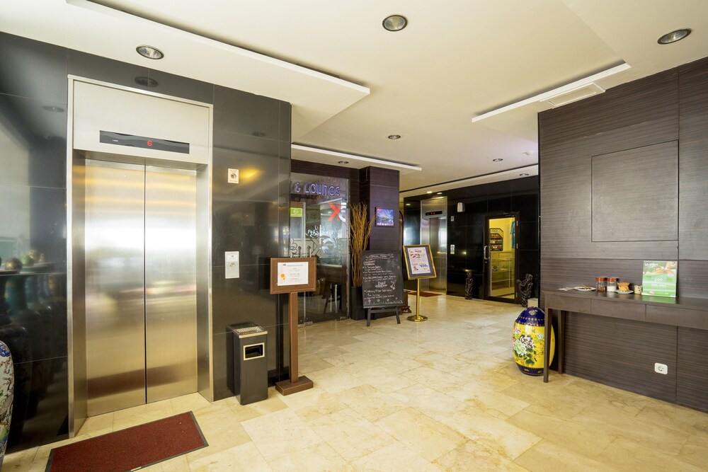 Hotel Grand Kartika 12/63