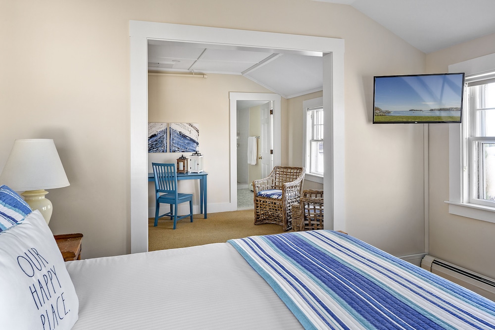 Inner, Suite, Queen Bed, Harbour View، East Wind Inn 3/4