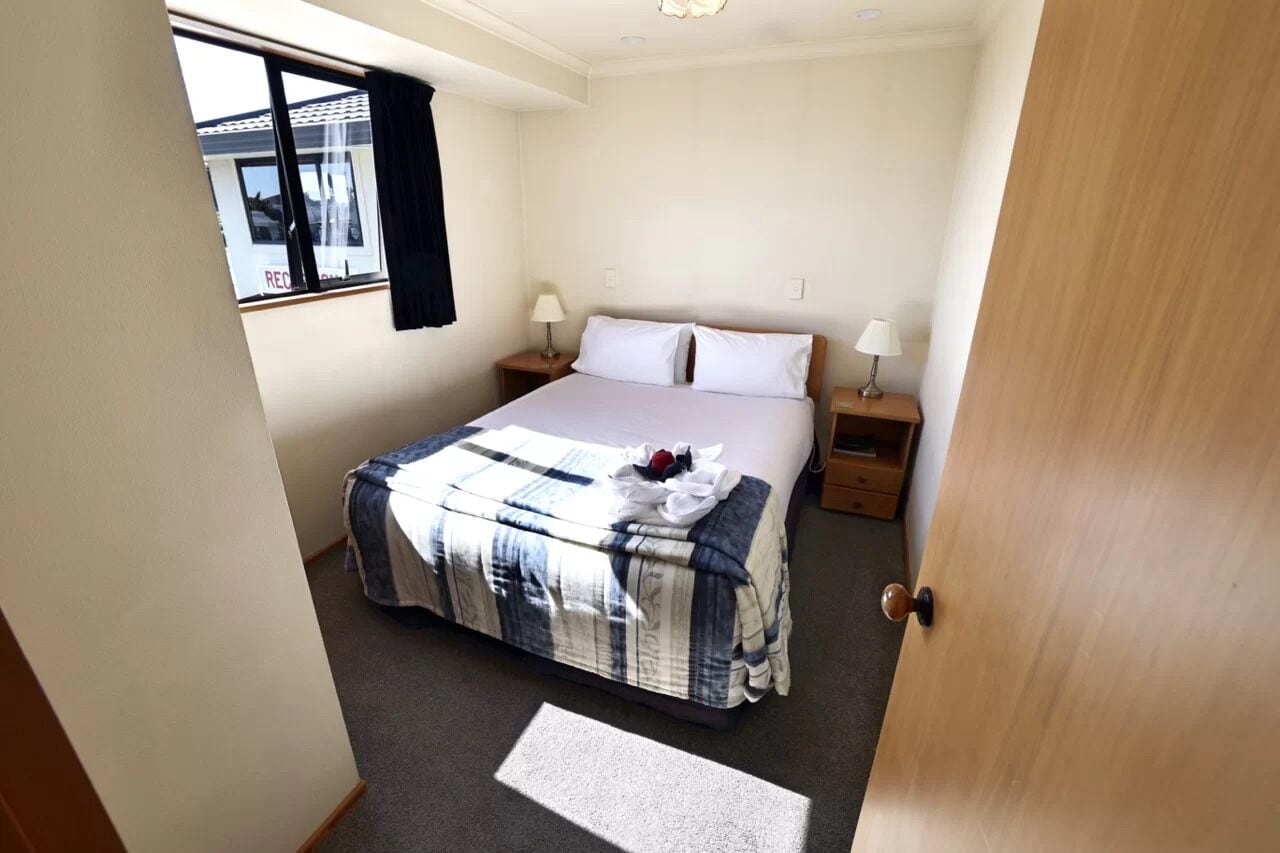 2 Bedrooms, Upstairs, Suite, Queen and Twin Beds